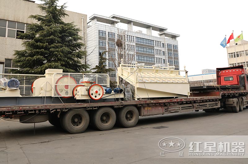 對(duì)輥式破碎機(jī)設(shè)備發(fā)貨 對(duì)輥式破碎機(jī)設(shè)備發(fā)貨