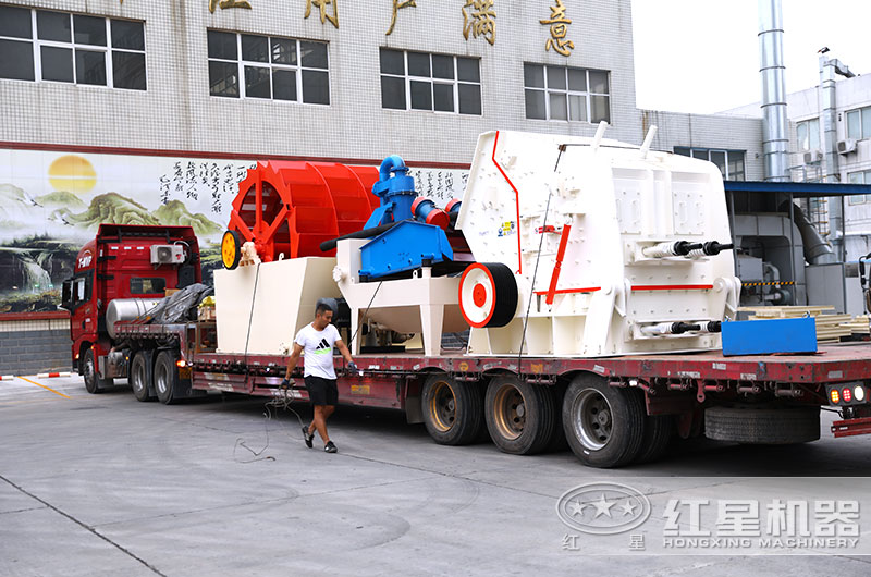 反擊破碎機設(shè)備裝車發(fā)往浙江 反擊破碎機設(shè)備裝車發(fā)往浙江